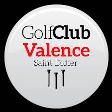 Badge rond blanc avec texte 'GolfClub Valence Saint Didier' en noir et rouge, illustré de trois tees de golf noirs.